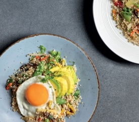 Quinoa Salteada com Ovo e Abacate